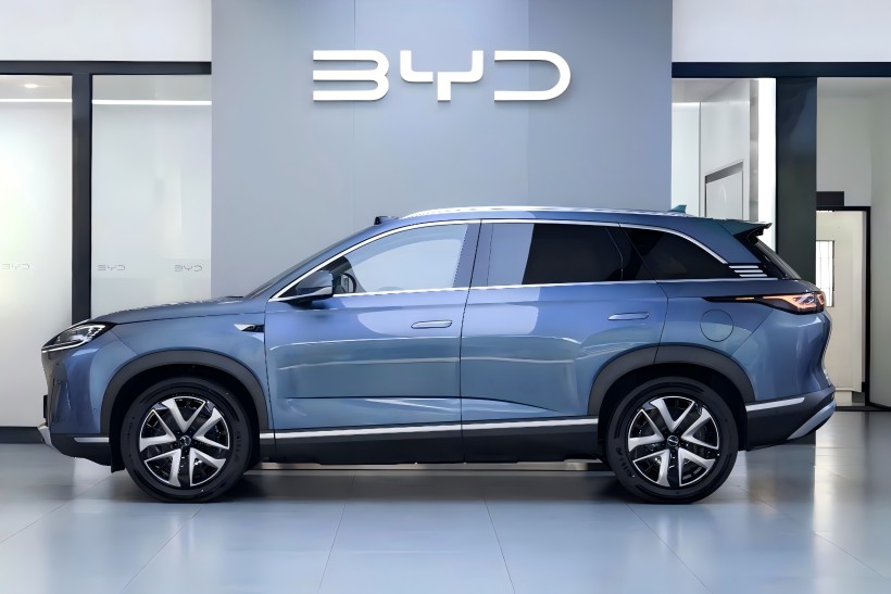 BYD సీల్ 07 DM-I ఇంటెలిజెంట్ డ్రైవింగ్ వెర్షన్, 250,000 యువాన్ల ప్రారంభ ధరతో మరియు త్వరలో మార్కెట్‌ను తాకిందని భావిస్తున్నారు, డీలర్‌షిప్‌లకు చేరుకుంది.